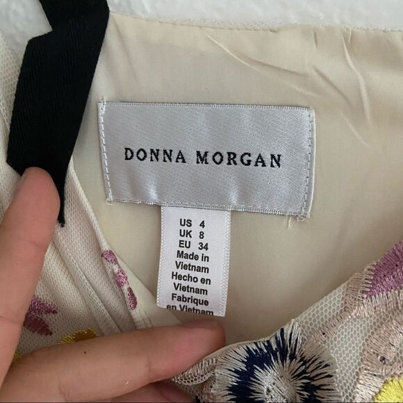 Donna Morgan V-Neck Sleeveless Blouson Back
Embroidered Mesh Dress Sz 4 yellow - Picture 2 of 13